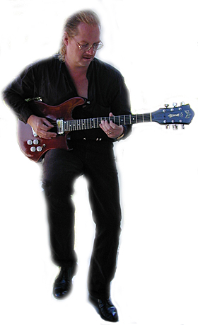 The holy Grail: S800X Prototype with Stratocaster Cutaway, made to convince Eric Clapton to play a Guild Solidbody also in addition to his accoustic Guilds.According to historic accounts, Eric refused and stayed with his Strats.